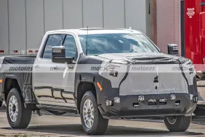 El nuevo Chevrolet Silverado HD High Country muestra su interior en fotos espía