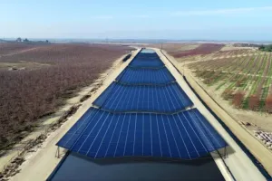 Cubrir canales de riego con paneles solares es una gran idea y no solo para producir energía
