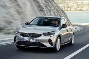 España - Julio 2022: El Opel Corsa se acerca a la cabeza