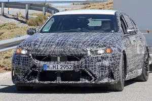 El nuevo BMW M5 PHEV muestra su agresiva delantera en un destape obligado