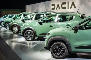 Dacia denuncia que Europa obliga a equipar ayudas a la conducción que no se usan