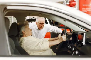 A qué edad legal hay que dejar de conducir y a cuál es aconsejable hacerlo