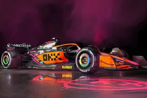 McLaren tiñe su papaya de rosa con una llamativa decoración para Singapur y Japón