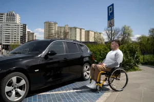 Ser ruin sale caro: multa y cárcel por aparcar en una plaza de movilidad reducida