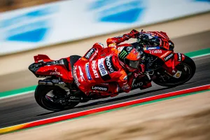 Pecco Bagnaia se lleva la pole en MotorLand y arroja más picante a MotoGP