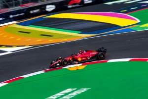Carlos Sainz justifica el mal ritmo de Ferrari: «Si me sale la vuelta habríamos estado con los Mercedes»