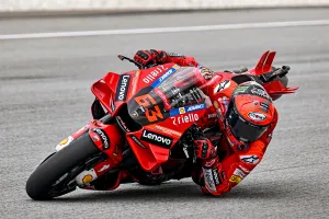Pecco Bagnaia gana en Sepang, pero el título de MotoGP se decide en Valencia