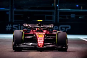 Sainz manda un aviso a Verstappen: Ferrari, al frente en los segundos libres