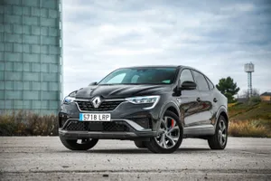 España - Septiembre 2022: El Renault Arkana planta cara