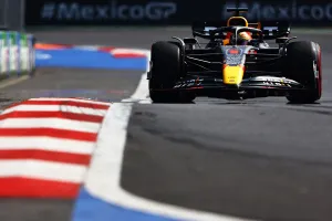 Verstappen frena el ímpetu de los Mercedes y hace su 6ª pole de 2022