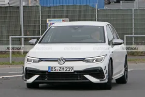 Una misteriosa mula del Volkswagen Golf R aparece por sorpresa en Nürburgring