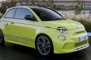 Abarth presenta su primer coche eléctrico: debuta el 500e con hasta 154 CV y modo Scorpion Track