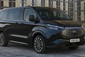 Desvelado el nuevo Ford E-Tourneo Custom, una furgoneta eléctrica con hasta 370 km de autonomía