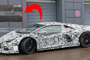 El interior del sucesor (electrificado) del Lamborghini Aventador queda parcialmente al descubierto