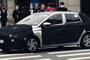 El nuevo Hyundai i20 2024 al detalle en estas fotos espía: el utilitario coreano se pone al día