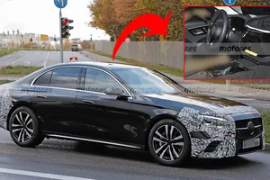 El interior del nuevo Mercedes Clase E 2023 queda parcialmente al descubierto en estas fotos espía