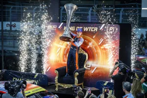 Mikel Azcona logra el título del WTCR: ¡España ya tiene su campeón en turismos!