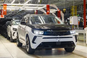 Opel fabrica 75 millones de coches, el nuevo Grandland GSe luce el galardón
