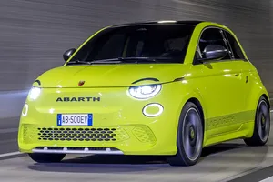 El primer Abarth eléctrico ya tiene precio: así es la gama del nuevo 500e Scorpionissima