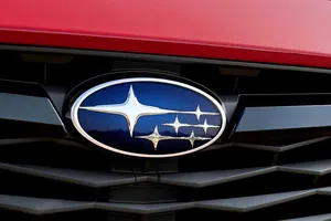 El frontal del nuevo Subaru Impreza 2023 queda al descubierto en este adelanto