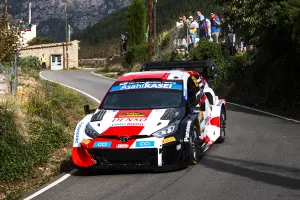 Toyota celebra su exitosa temporada en el WRC en los tramos del Rally de Japón