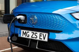 El examen de las baterías de coches eléctricos atrae a dos grandes marcas y a las aseguradoras