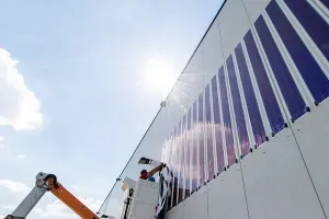 Con este innovador film solar que se pega en fachadas y cristales, cualquier edificio puede generar energía fotovoltaica