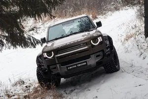 El Land Rover Defender de Arctic Trucks hace del SUV británico un auténtico todoterreno