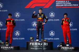 Helmut Marko descarta a Ferrari como máximo rival de Red Bull, y los pilotos son parte del problema