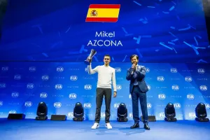 El WTCR ya es historia: Mikel Azcona recibe el trofeo como último campeón
