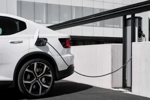 La encuesta que marca el (difícil) camino que le espera al coche eléctrico para convencer a los compradores