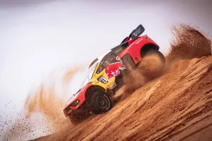 Sébastien Loeb gana la novena etapa del Dakar tras arrancar la especial casi 14 minutos tarde