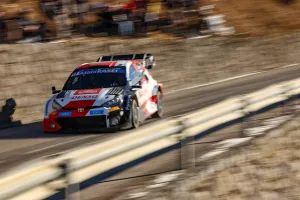 Sébastien Ogier mantiene todo bajo control en el ecuador del Rally de Montecarlo