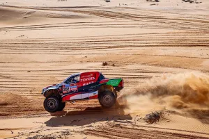 Yazeed Al-Rajhi manda en la séptima etapa del Dakar, exclusiva para coches y camiones