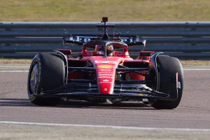 Carlos Sainz reconoce que Ferrari se la ha jugado al televisar el estreno del SF-23 en Fiorano