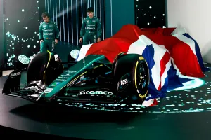 Fernando Alonso: «Los fans aprecian que presentáramos el coche real, Aston Martin es más justo en todo»