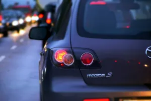 Multa por llevar una luz fundida en el coche: cuáles son obligatorias y cuáles están prohibidas