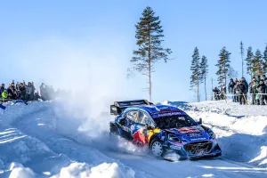 Ott Tänak aprieta los dientes y asalta el liderato del Rally de Suecia en el esperpento de Pirelli