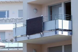 Este panel solar sin instalación y con tecnología antisombras es ideal para ahorrar en las terrazas y balcones