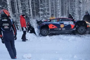 El paso del los 'Rally1' híbridos por el Otepää Rally y el SM-Ralli Kuopio roza el desastre