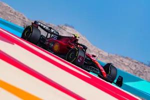 Sólido y positivo primer día de test de Carlos Sainz y Ferrari en Bahréin: «El trabajo de hoy es alentador»