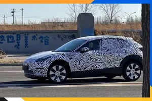 Debajo de este Mazda se encuentra el nuevo eléctrico de Tesla que revolucionará el mercado