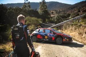 El accidente de Esapekka Lappi deja solo a Sébastien Ogier y destroza el programa del Rally de México