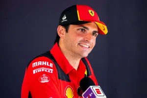 Carlos Sainz responde a los rumores de crisis en Ferrari y fija su objetivo para Jeddah: «Pole y ganar la carrera»