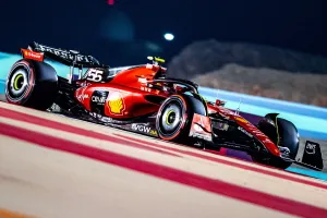 Carlos Sainz vuelve a sufrir con la degradación del Ferrari: «A la mínima que tiras te comes las ruedas»