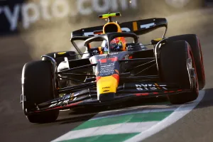 Checo Pérez salva a Red Bull y consigue la pole; Fernando Alonso saldrá segundo tras la sanción a Charles Leclerc y Carlos Sainz cuarto