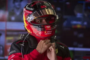 Dudas en Carlos Sainz y Ferrari con el alerón trasero del SF-23: «Un viernes más complicado de lo esperado»