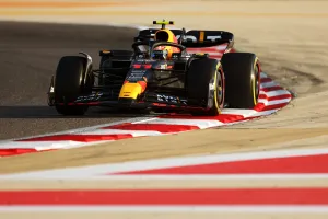 Checo Pérez domina la primera sesión de Sakhir y Fernando Alonso confirma la velocidad de Aston Martin