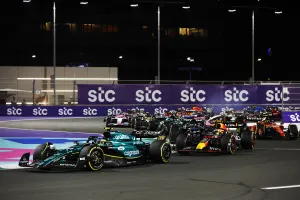 Verstappen, Pérez, Russell y Ocon justifican el error de Fernando Alonso en Jeddah: «La visibilidad es realmente pobre»