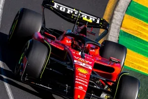 Carlos Sainz asegura que Ferrari ha hecho los deberes en el parón primaveral: «Conocemos mucho mejor el coche»